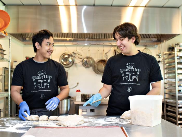 To studerende laver mad i vores køkken.