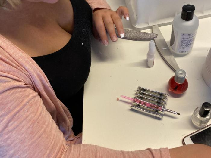 Studerende laver negle i vores beauty room.