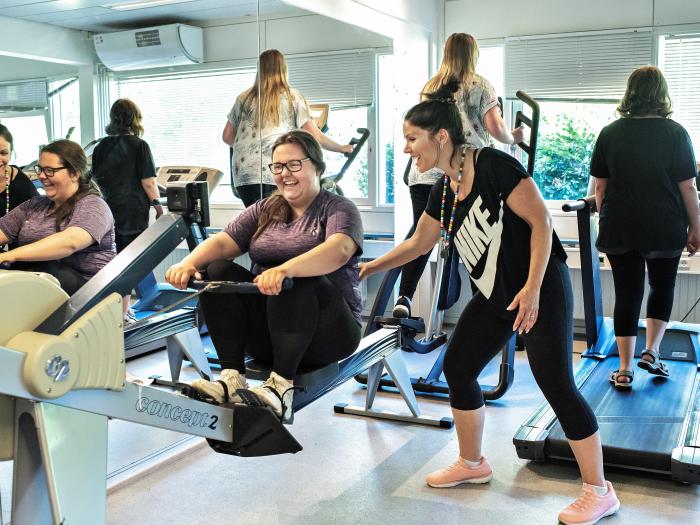 Studerende træner i vores fitness rum med underviser.