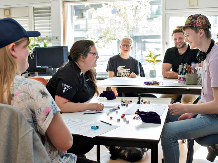 Unge mennesker spiller rollespil og morer sig.